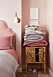 Poppy Delevingnes sovrum går i ljusrosa toner
