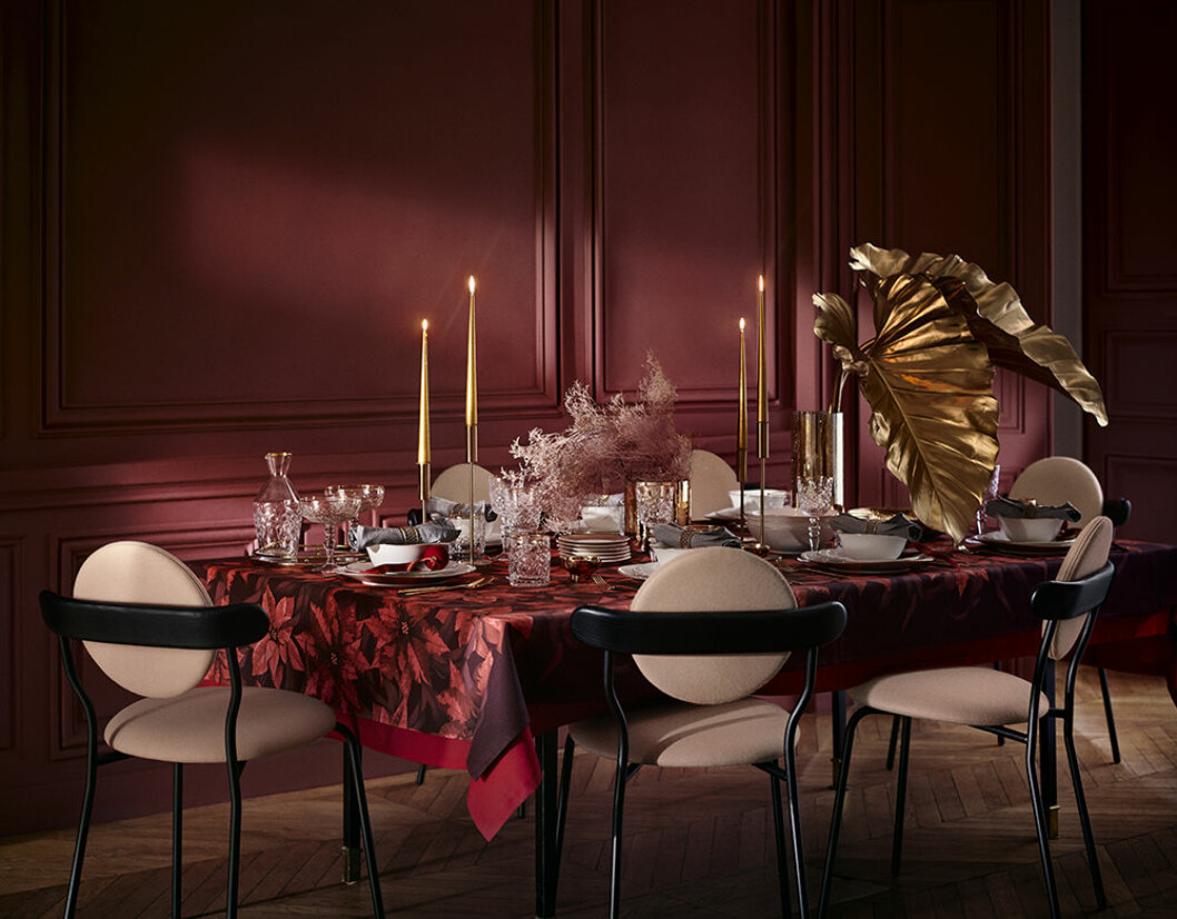 Pampig jul hos H&M Home med rött och mässingsfärg