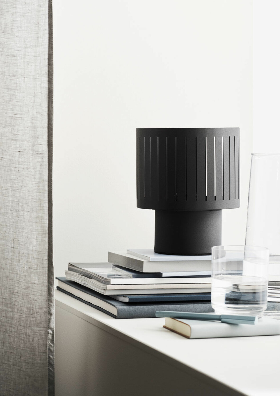H&M Home släpper en ny kollektion med lampor och möbler.