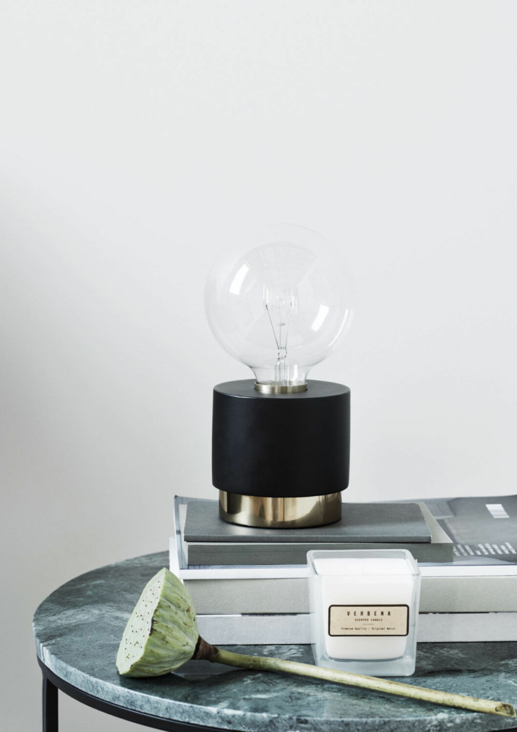 H&M Home släpper en ny kollektion med lampor och möbler. 