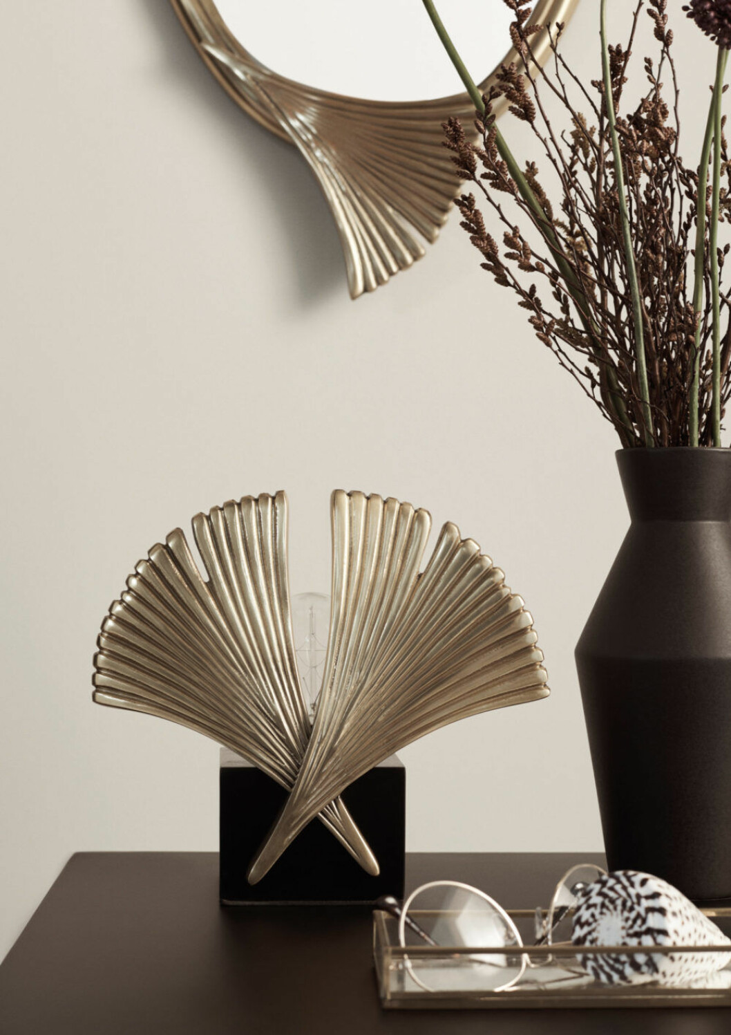 H&M Home släpper en ny kollektion med lampor och möbler. 