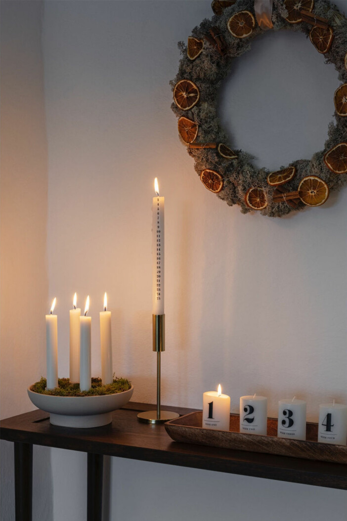 Räkna ner med ljus till julafton. Foto: H&M Home levande ljus och krans hos H&M Home i jul