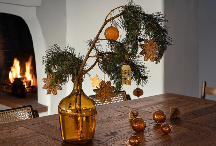 Gyllene toner både i papper och glas i jul. Foto: H&M Home julgranshängen i glas och papper