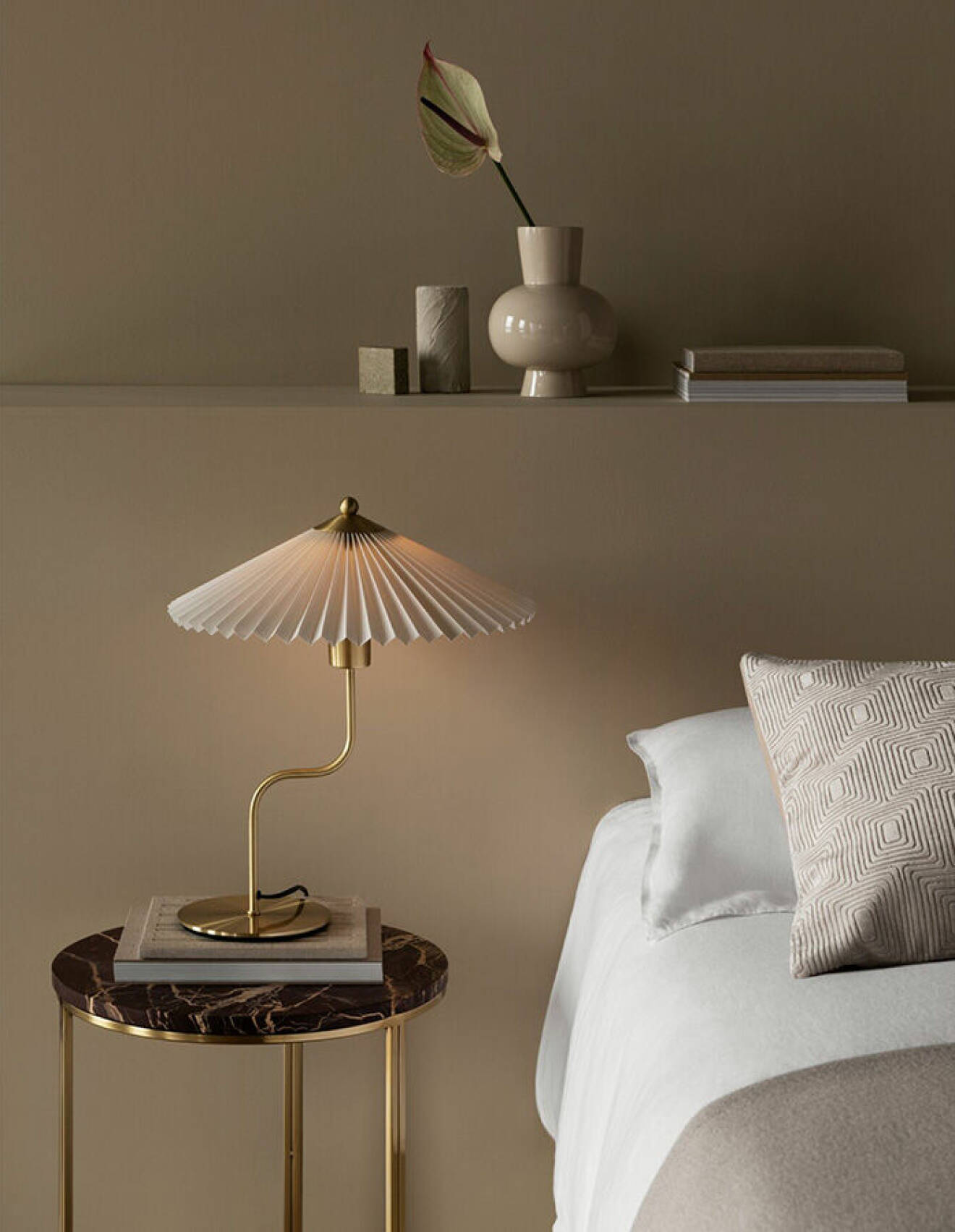 miljöbild på vit plisserad lampskärm på bordslampa med guldig stomme från h&amp;m home