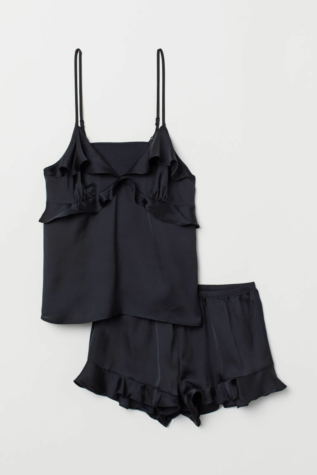 Pjamas-set i mjuk satin med smala justerbara band samt gulliga volanger, från H&M. Shoppa här!
