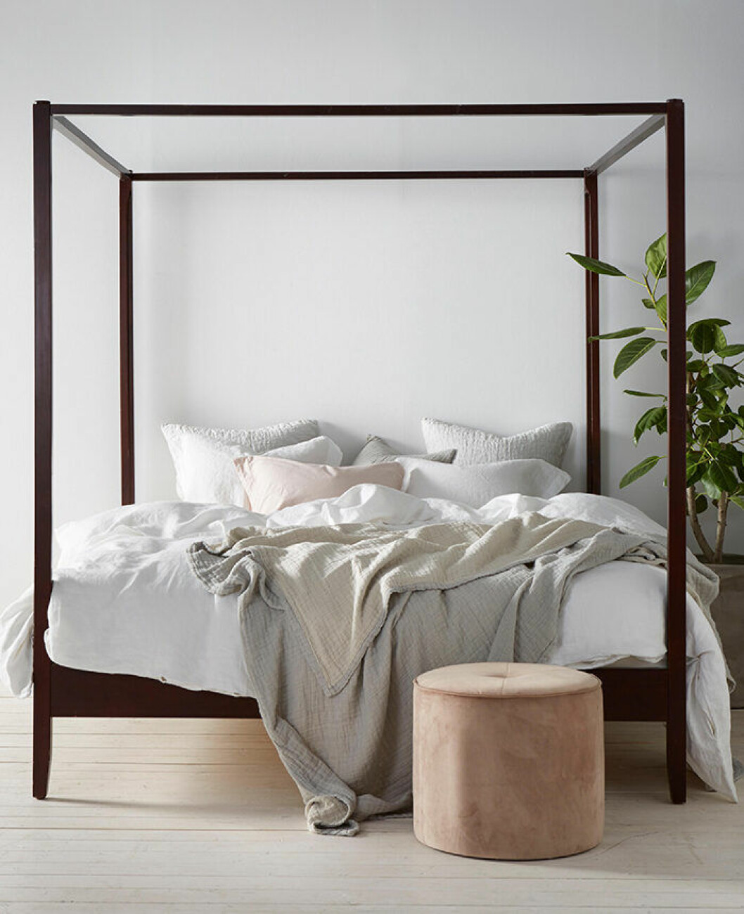 När sängen kommer upp en bit från golvet blir dammsugningen smidigare. | Foto: Ellos Home Höga sängben gör dammsugningen enklare, här hos Ellos Home