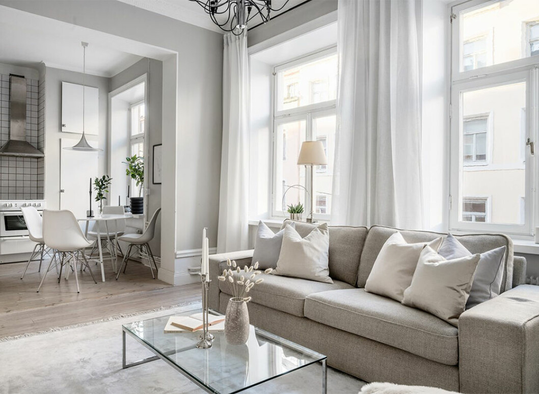 Skinande golv och ljusa väggar ökar värdet. Foto: Erik Olsson Fastighetsförmedling Styling: Styled by Dahl för <a href="https://www.instagram.com/erikolssonsthlm/?hl=sv" target="_blank" rel="noopener">Erik Olsson</a>/mäklare: Magnus Jansson Snyggt vardagsrum i beige toner