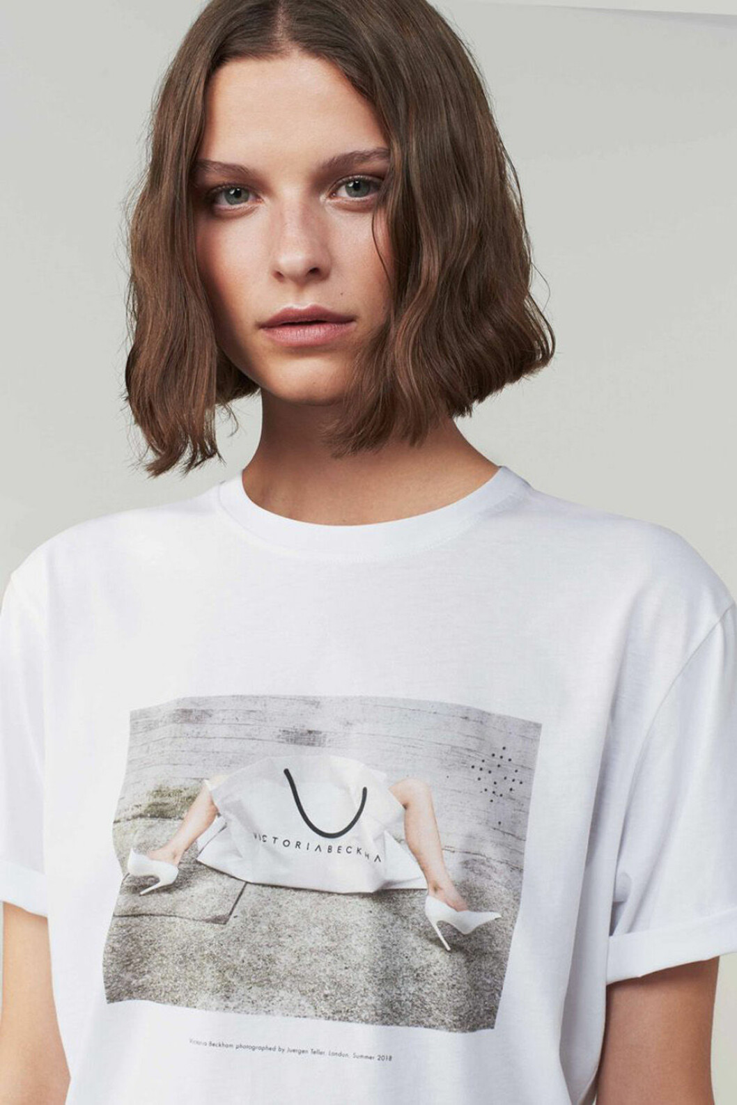 En ikonisk kampanj och bild har blivit en ikonisk t-shirt. <a href="https://international.victoriabeckham.com/products/10-anniversary-t-shirt">Här</a> klickar du hem underverket. Design från Victoria Beckham
