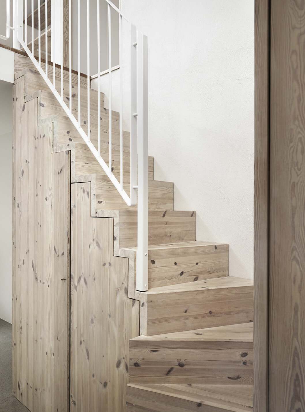 Minimalistiskt och praktiskt, de här skåpen smälter in snyggt. Syns i: <a href="https://www.elle.se/decoration/stilrent-och-harmoniskt-med-naturen-i-fokus/" target="_blank" rel="noopener">Softat och stilrent med naturen i fokus</a> Foto: Petra Bindel Styling: Emma Persson Lagerberg Inbyggd förvaring under trappa i hallen