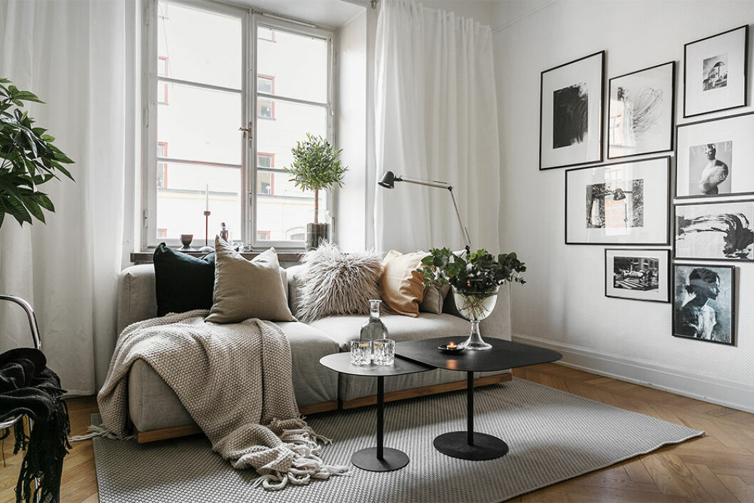 Beige är en av de trendigaste färgerna i homestylingarna just nu – men det går att inreda med färgen på ett personligt sätt. Foto: Erik Olsson Fastighetsförmedling Beige är trendigt i Hemnet-stylingarna