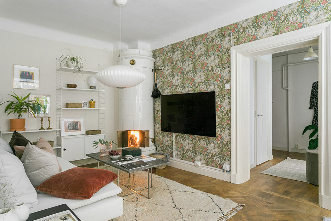 Måla inte vitt om du inte vill – en vacker tapet gör hemmet personligt. Foto: Erik Olsson Fastighetsförmedling Vardagsrum med mönstrad tapet