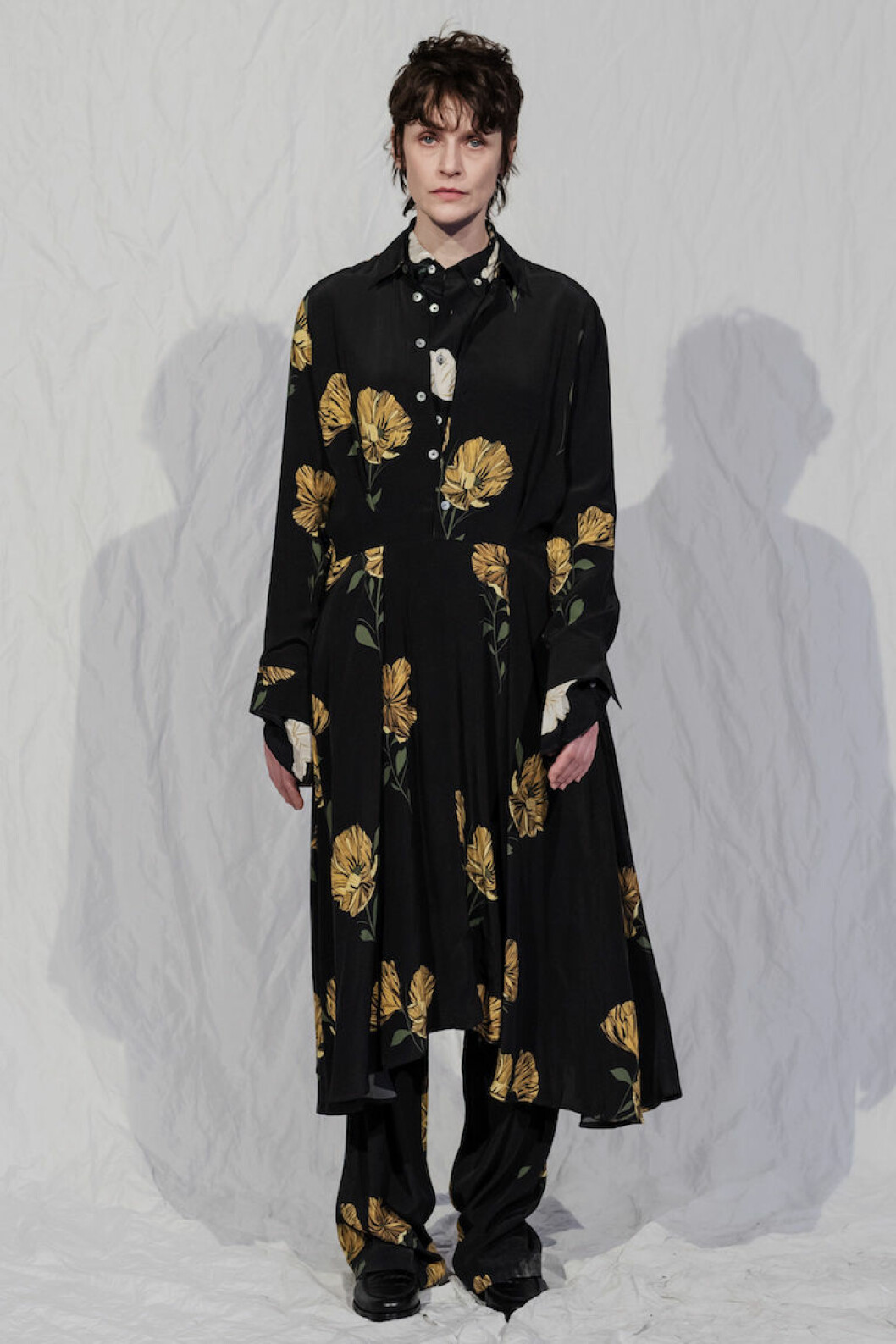 HOPE AW18 Lång svart klänning med gula blomdetaljer från HOPE AW18.