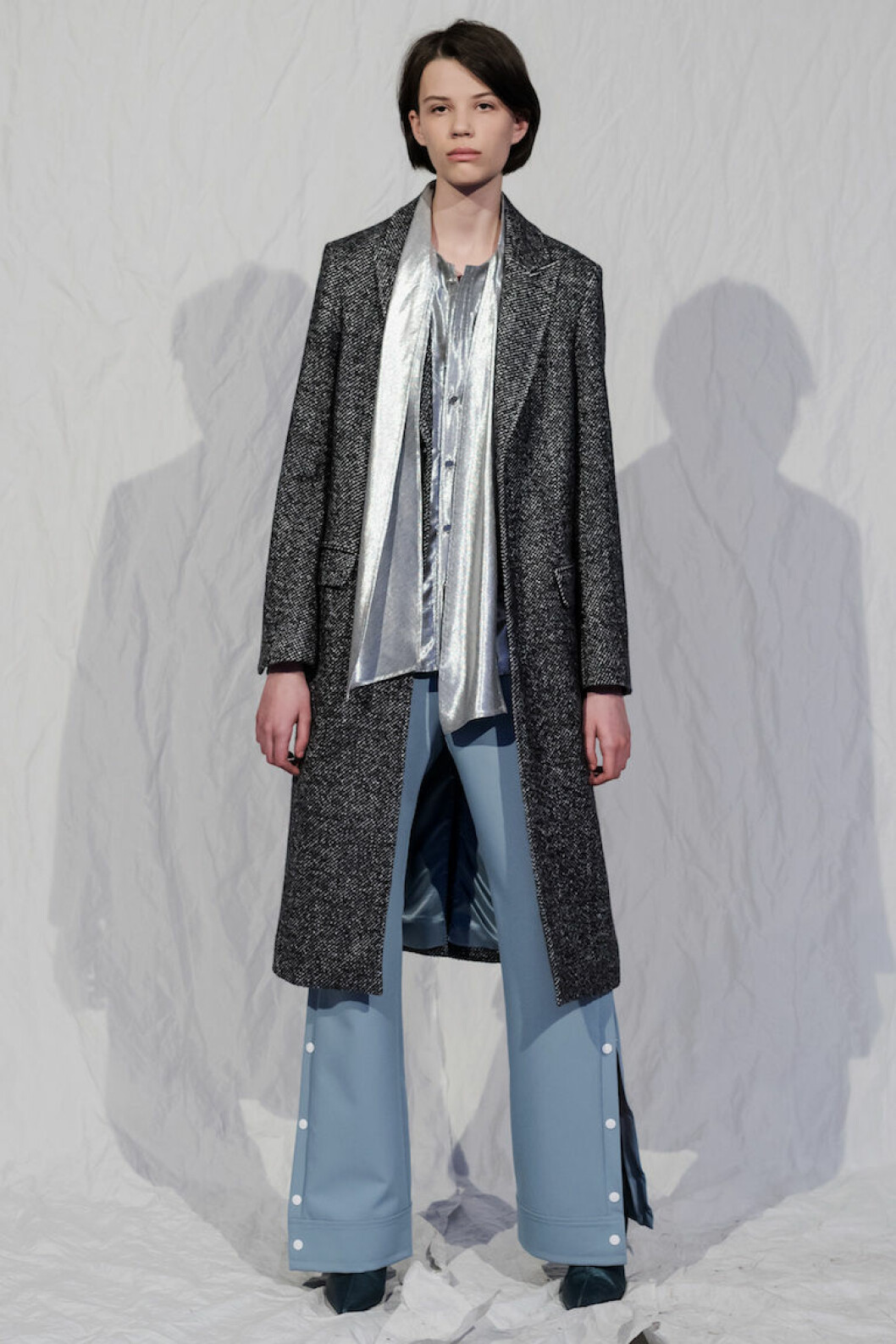 HOPE AW18 Lackad sjal i silver från HOPE AW18.
