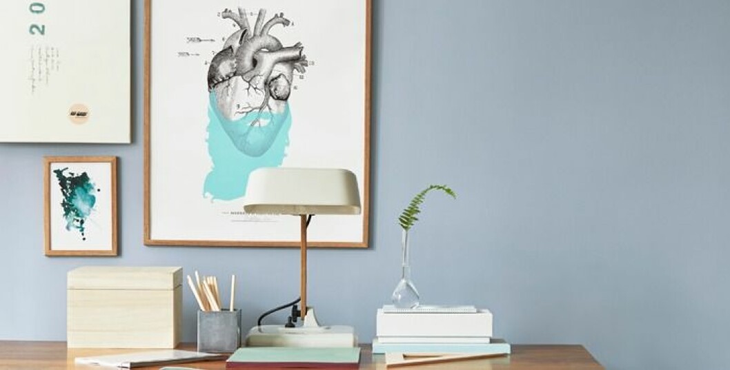 Tapetkollektionen <em>Pigment</em> består av enfärgade tapeter med matt yta. Här i färgen <em>Horizon Blue,</em> 329 kr/rulle, Boråstapeter. horizonblue_tapet