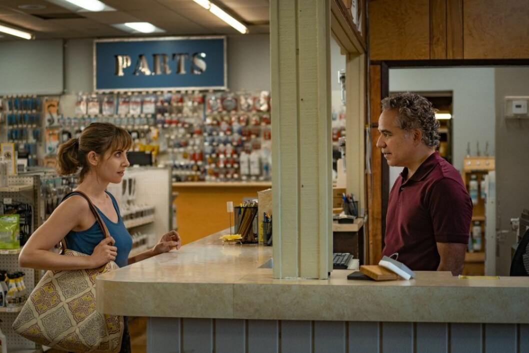 Karaktären Sarah i <em>Horse Girl</em> spelas av skådespelerskan Alison Brie, känd från <em>GLOW</em>. En bild på skådespelerskan Alison Brie i filmen Horse Girl.