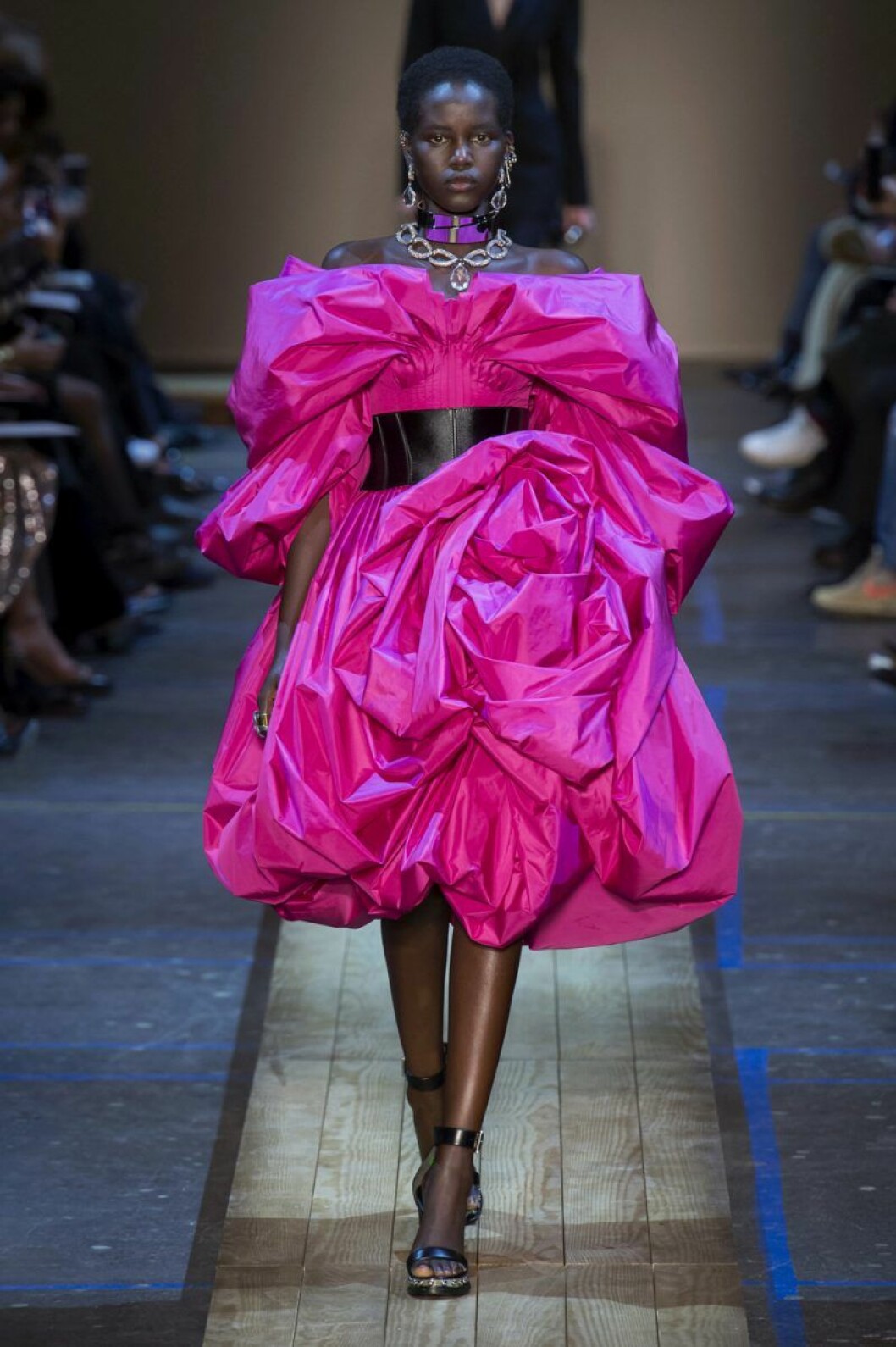Alexander McQueen Alexander McQueen aw 19 chockrosa klänning