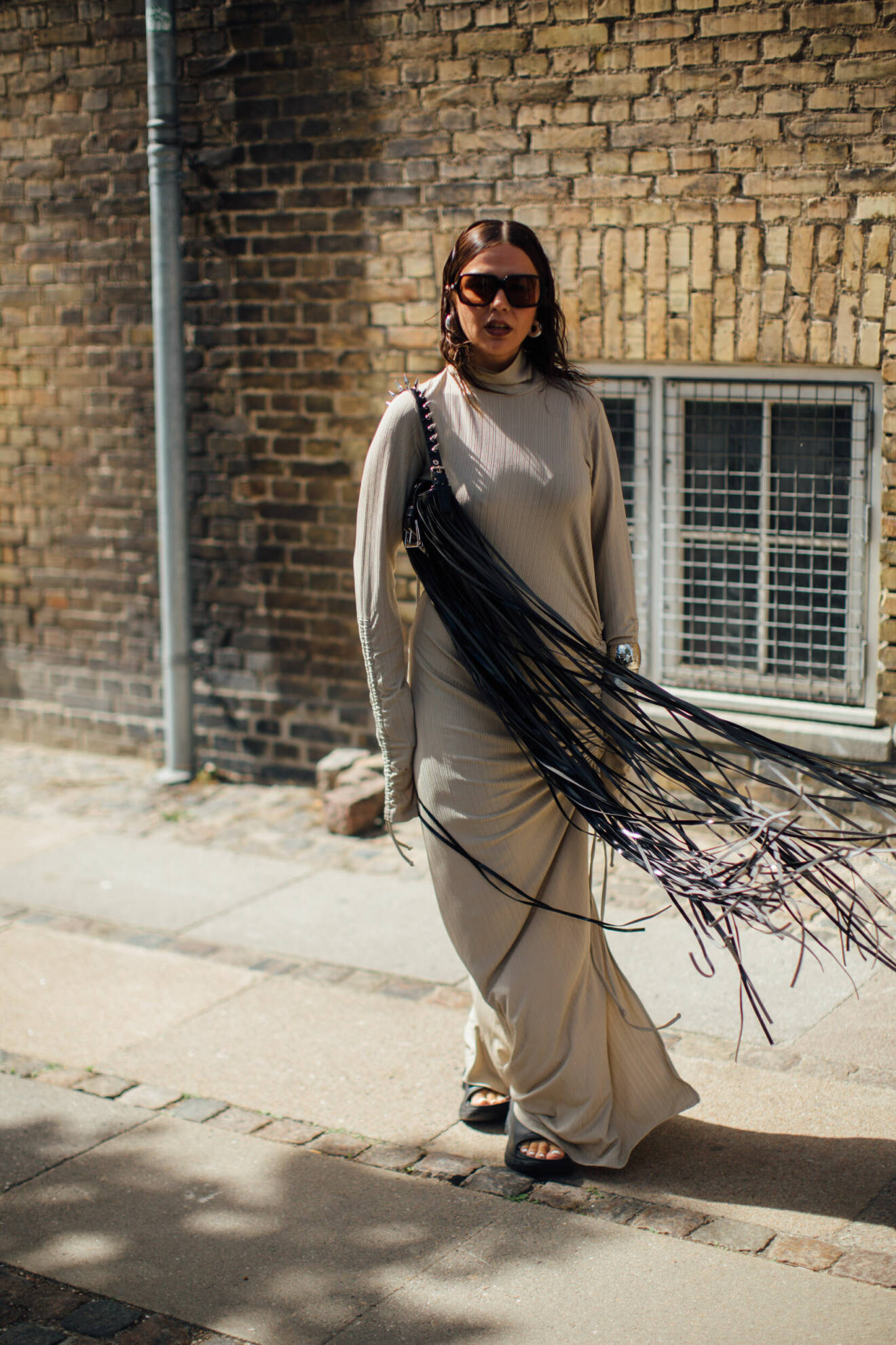 kvinna iklädd klänning med polokrage i beige nyans street style