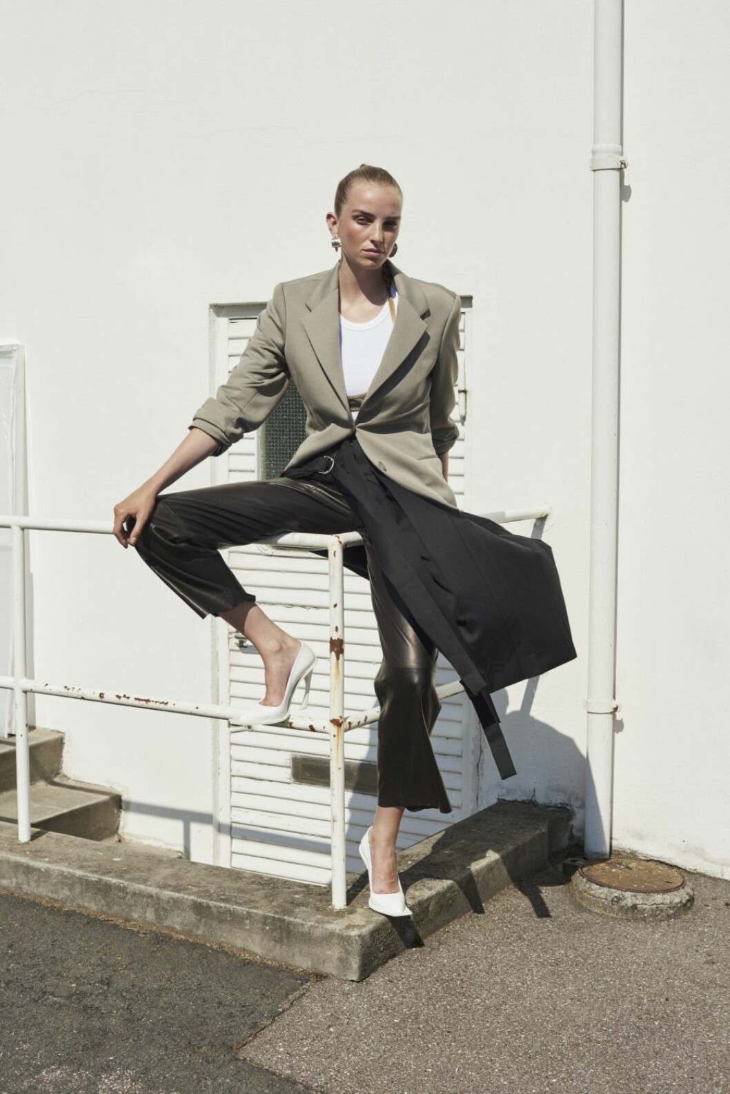 Kavaj, 4 800 kr, och linne, 800 kr, båda Totême. Bandeau, 5 056 kr, Khaite/Mytheresa.com. Byxor, 2 900 kr, Arket. Kjol, 890 kr, och örhängen, 790 kr, båda Cos. Skor, 4 800 kr, Acne Studios. Hösttrender 2019, satsa på skinnplagg