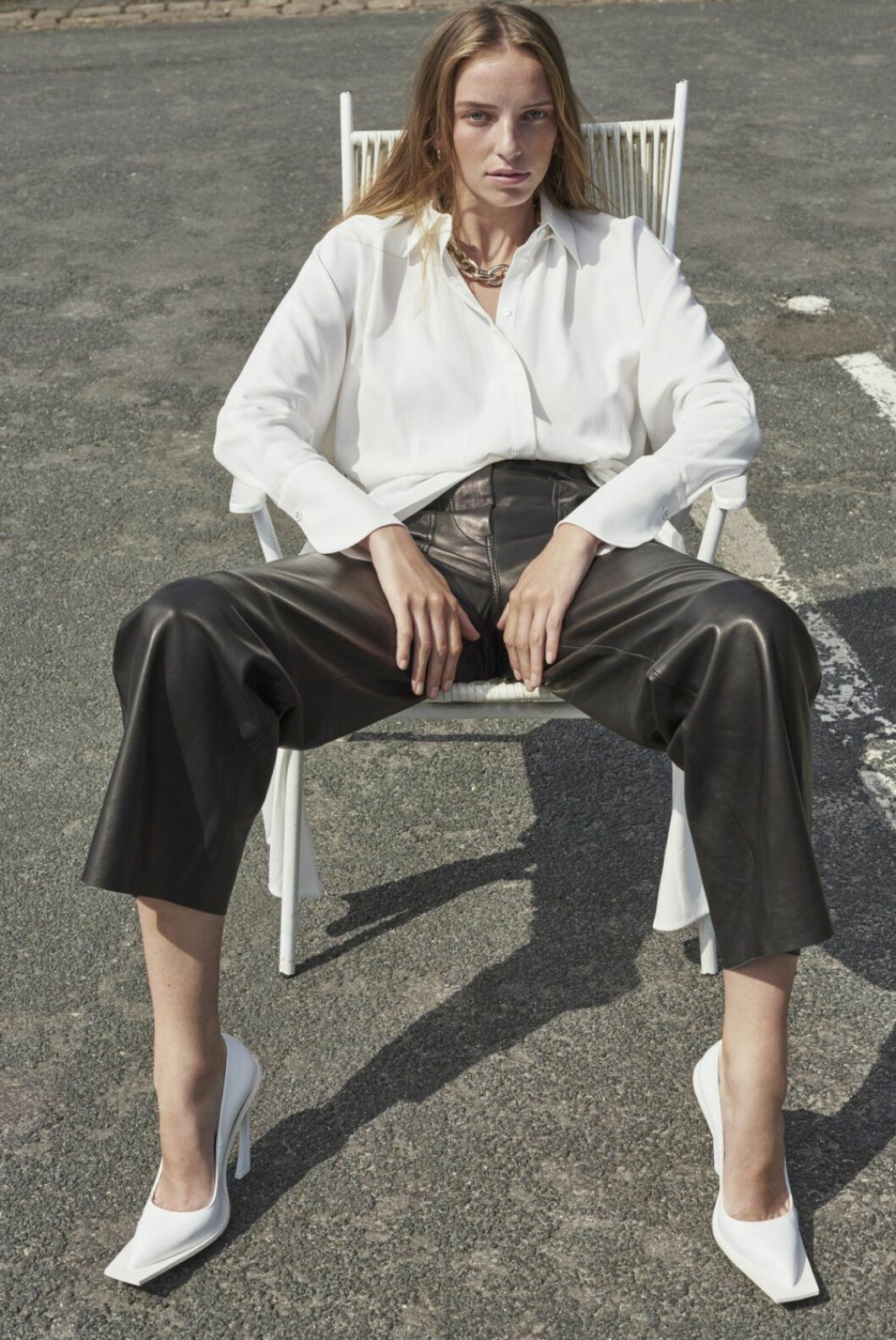 Blus, 3 800 kr, Victoria, Victoria Beckham/Mytheresa.com. Byxor, 2 900 kr, Arket. Skor, 4 800 kr, Acne Studios. Örhängen, 2 200 kr, All Blues. Halsband, 4 117 kr, Paco Rabanne/Mytheresa.com. Hösttrend 2019, styla med skinnplagg - så stylar du skinnbyxan