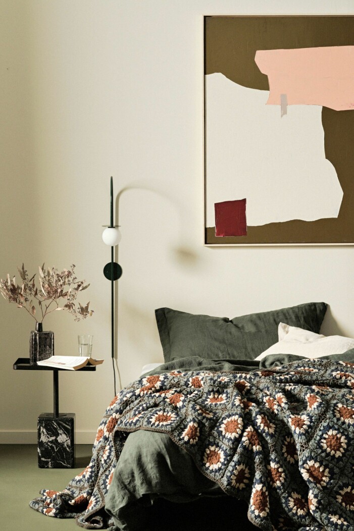 Det maximalistiska tänket är helrätt när det kommer till styling av säsongens trendfärg. Foto: Ellos Home. Höstens inredningstrender 2021, gröna sängkläder