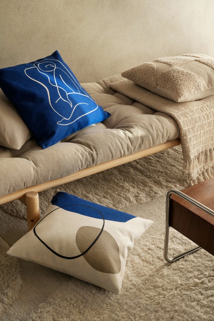 Hösten hos H&M Home 2021 präglas av festliga textilier, inte minst kuddar i glada färger och grafiska mönster. Foto: H&M Home. Blå kudde hos H&M Home hösten 2021