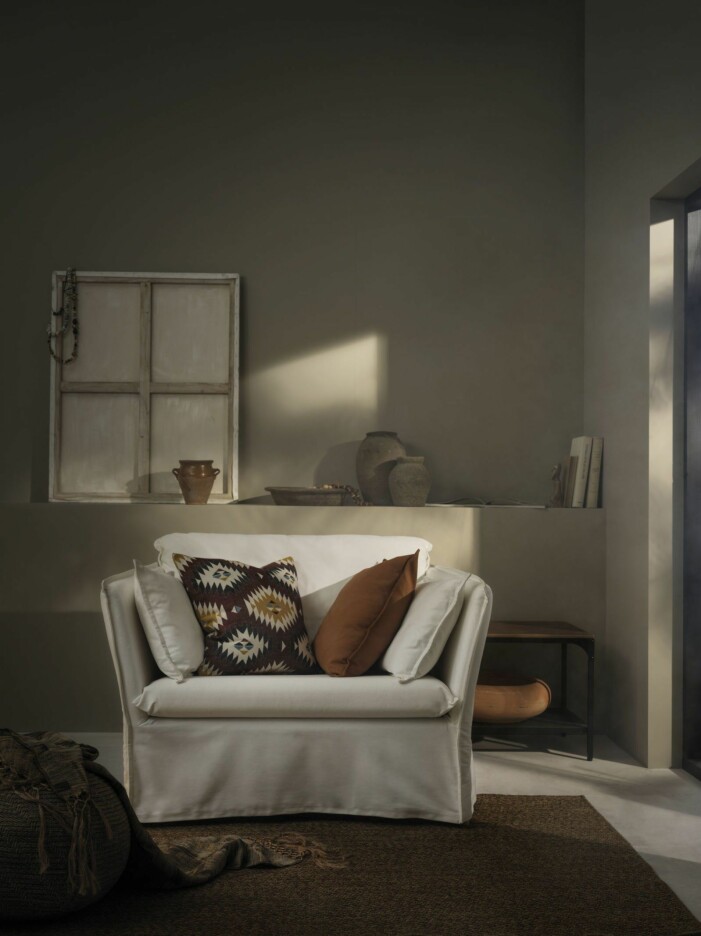 Införskaffa dig en enkel, enfärgad kudde i brun nyans eller låt den mönstrade kudden gå i brunt utförande. Foto: Ikea. Inredningstrender hösten 2021, bruna detaljer
