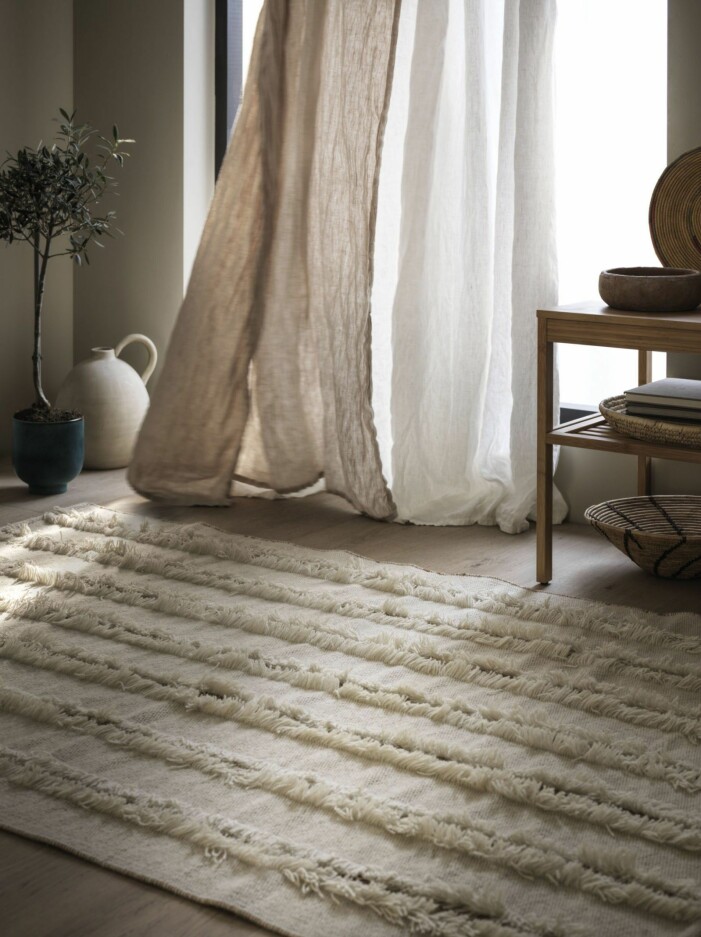 Håll fluffet i schack genom att investera i en matta där både fluffiga och släta ytor får samsas på en och samma yta. Foto: Ikea. Höstens inredningstrender 2021, fluffig matta
