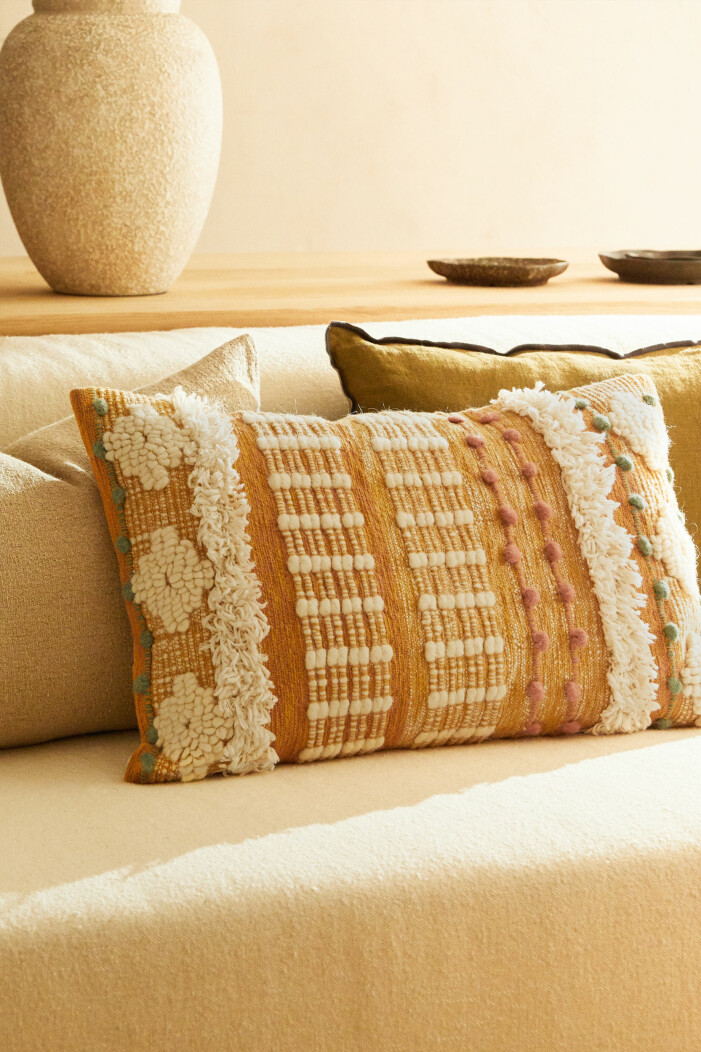 Hantverksmässiga inslag är även de trendiga 2021 och passar perfekt på statementkudden. Foto: Zara Home. Så inreder du med kuddar hemma