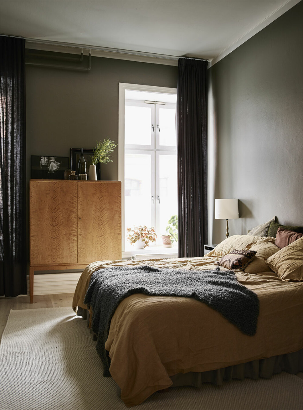 Ombonat och mysigt i Kajsa Haraldssons och Samuel Sjöbloms Malmöhem. Fotograf: Andrea Papini Stylist: Alexandra Papini | Syns i: <a href="https://www.elle.se/decoration/kreativt-personligt-och-ombonat-i-1900-talshemmet-i-malmo/" target="_blank" rel="noopener">Kreativt och ombonat sekelskifteshem i Malmö</a> Mysigt sovrum med höstiga färger