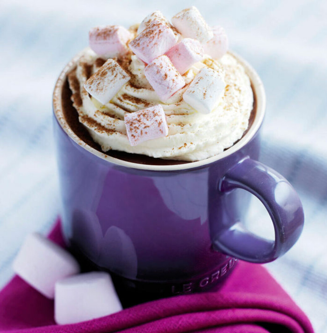 Varm choklad toppad med grädde och marshmallows. <a href="https://www.lecreuset.co.za/blog/hot-drinks-to-chase-away-chill">Via Lecreuset.co.za</a> Varm choklad toppad med grädde och marshmallows.