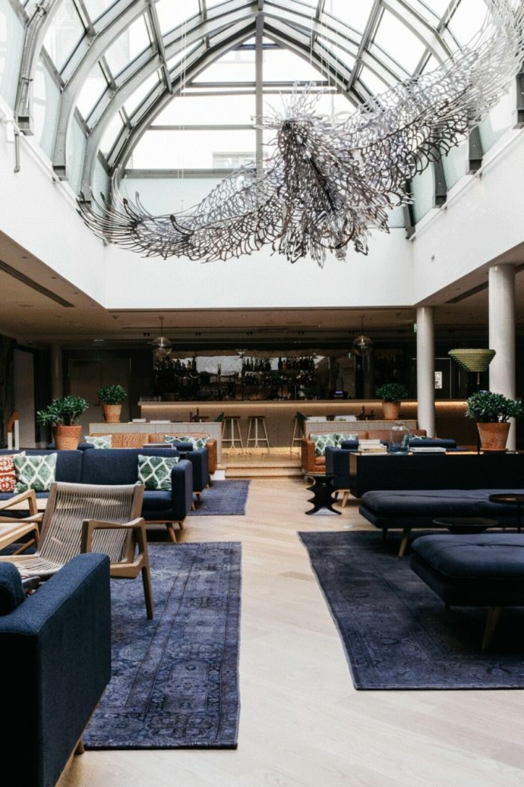 Hotellets samlingspunkt Wintergarden är en plats för att umgås och samla energi med konstverket Learning to fly av Pekka Jylhä i centrum. Foto Robbie Lawrence for Design Hotels™ Designhotell Helsingfors
