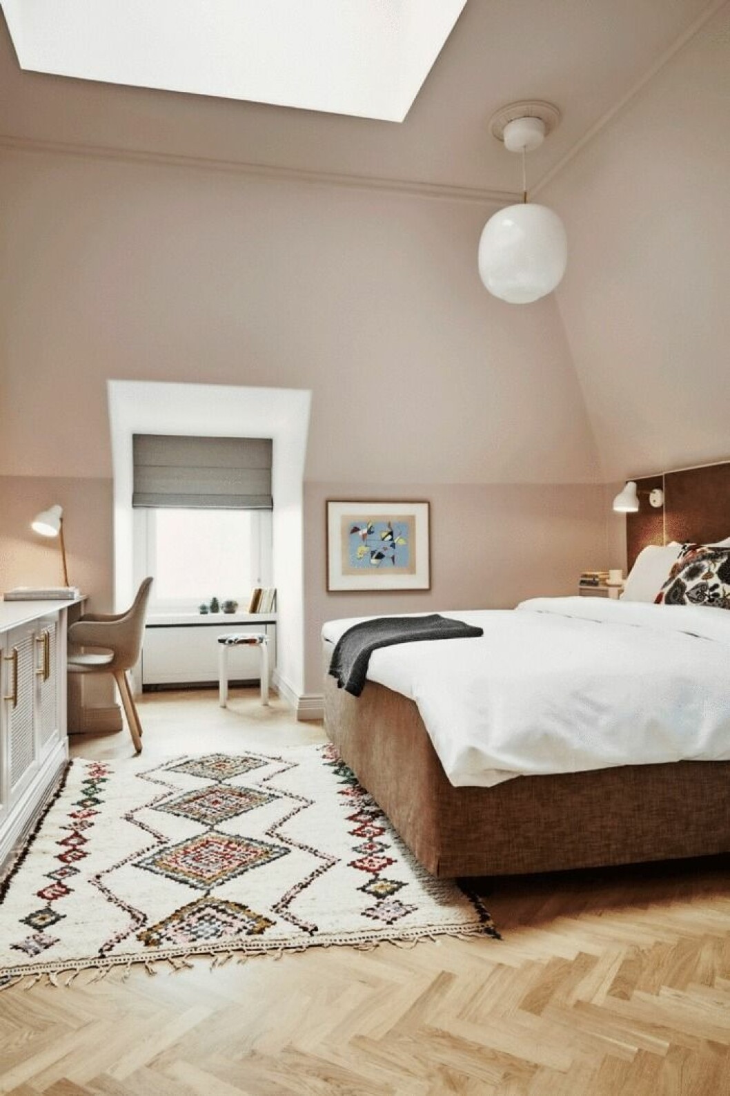 En dov, naturnära färgskala genomsyrar hotellet. Sovrum med kelimmatta