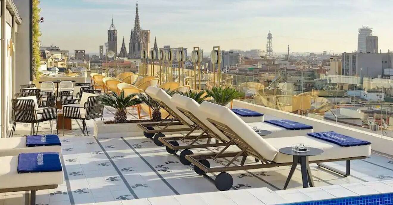barcelona hotell H10 Cubik med takterass som har utsikt över staden