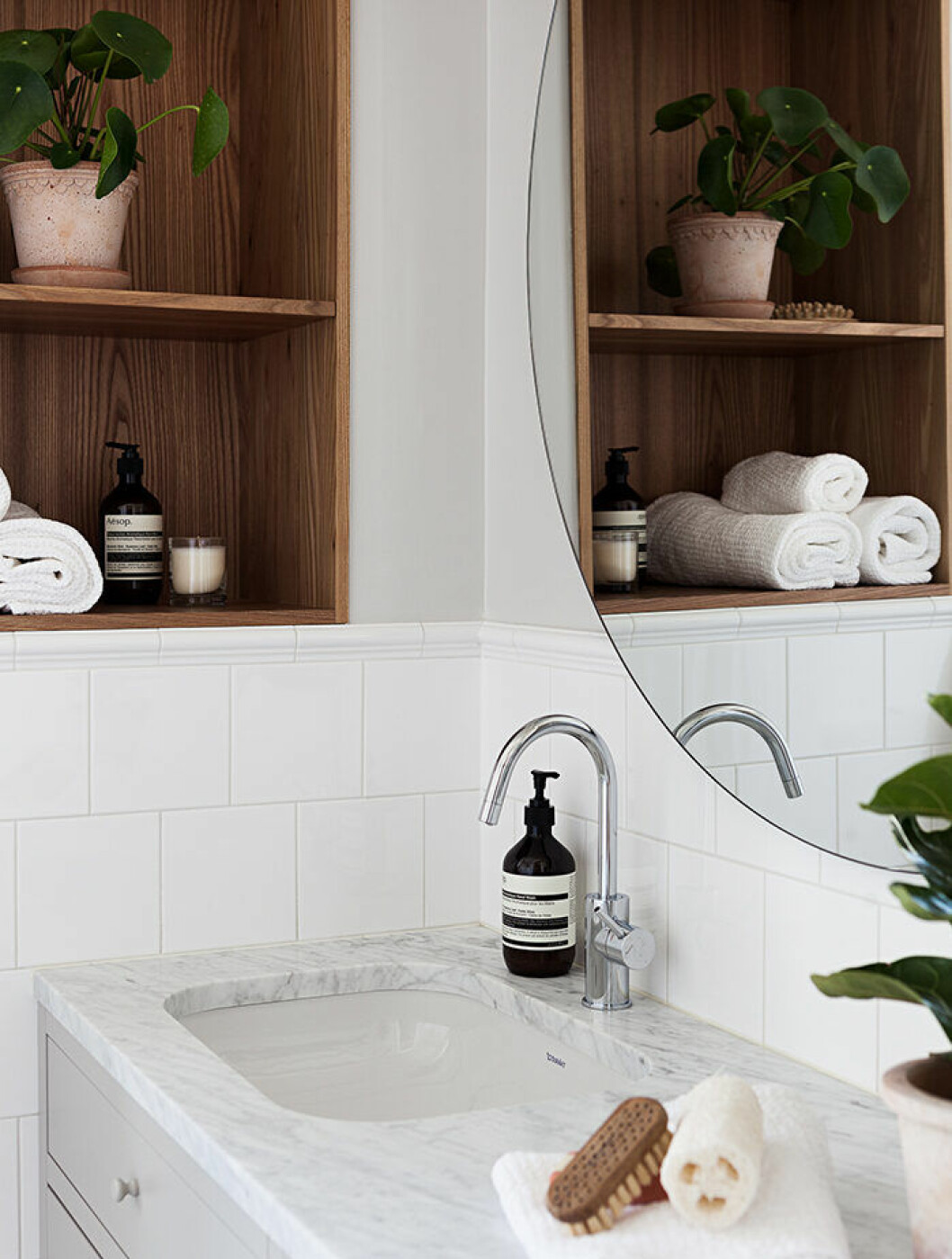 Detaljerna skapar hotellkänslan i badrummet på ett kick. Foto: Johan Spinnell Styling: Charlotte Lindholm för <a href="https://www.instagram.com/historiskahem/?hl=sv" target="_blank" rel="noopener">Historiska hem</a>/mäklare: Henriette Gerson Hotellkänsla i badrummet med lyxiga detaljer