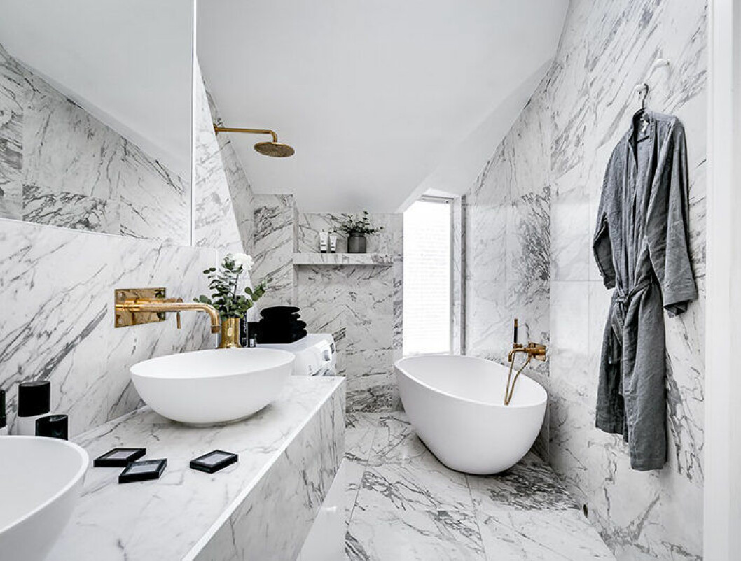 Ett fristående badkar ger hotellkänsla. Foto: Henrik Nero för <a href="https://www.instagram.com/nomad_makleri/?hl=sv" target="_blank" rel="noopener">Nomad mäkleri</a>/mäklare: Jörgen Olsson Fristående badkar med hotellkänsla