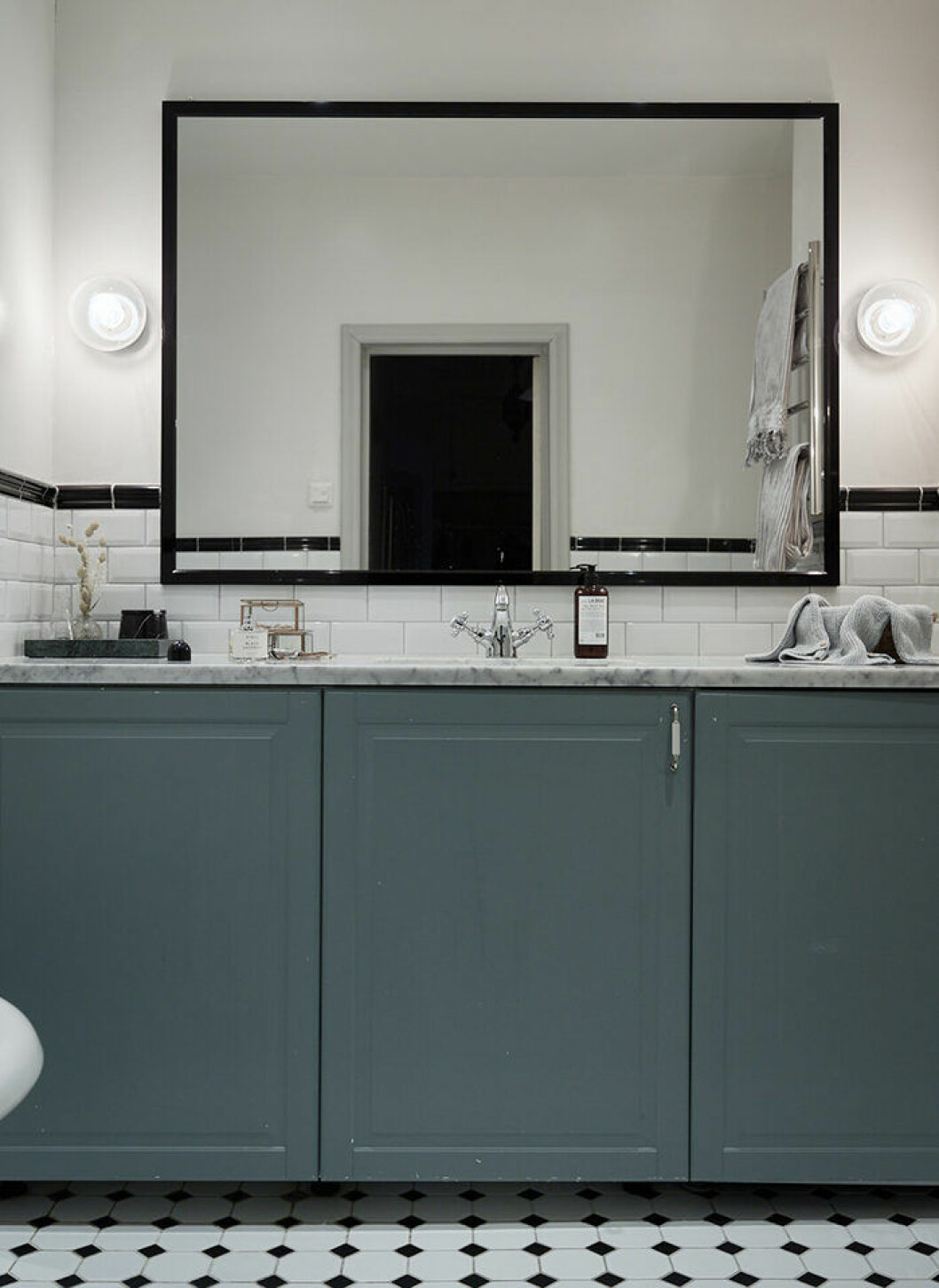 Enhetligt och stilfullt är drag som kännetecknar hotellstilen i badrummet. Foto: Fredric Boukari Styling: Rydman för Historiska hem/mäklare: Mattias Öhman Hotellkänsla i badrum med svarta detaljer