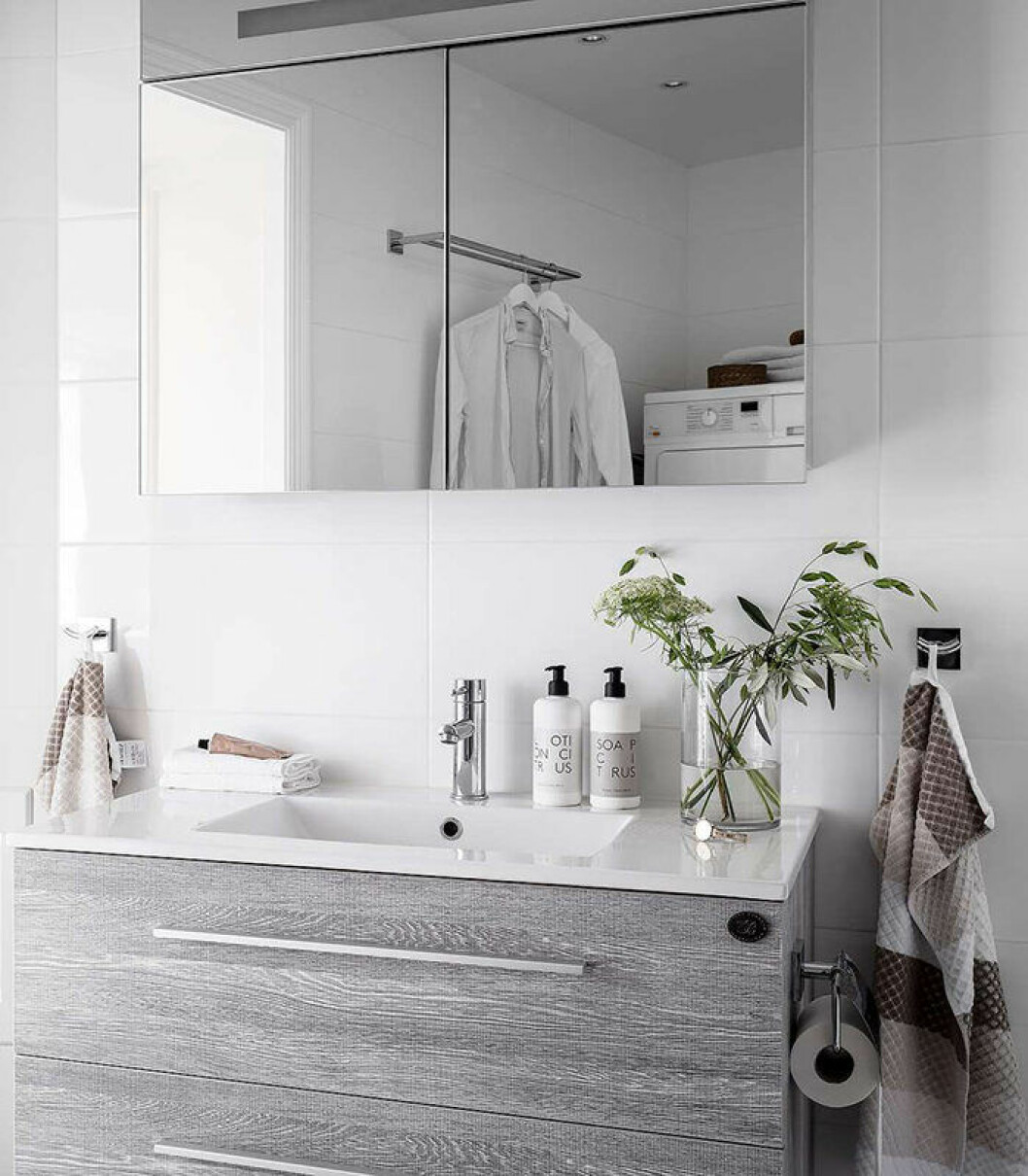 Några gröna kvistar ger liv till badrumsinredningen. Foto: Anders Bergstedt Styling: Grey deco för <a href="https://www.instagram.com/alvhem/?hl=sv" target="_blank" rel="noopener">Alvhem</a>/mäklare: Andreas Lundberg Enhetliga inredningsval skapar en lyxig känsla i badrummet.