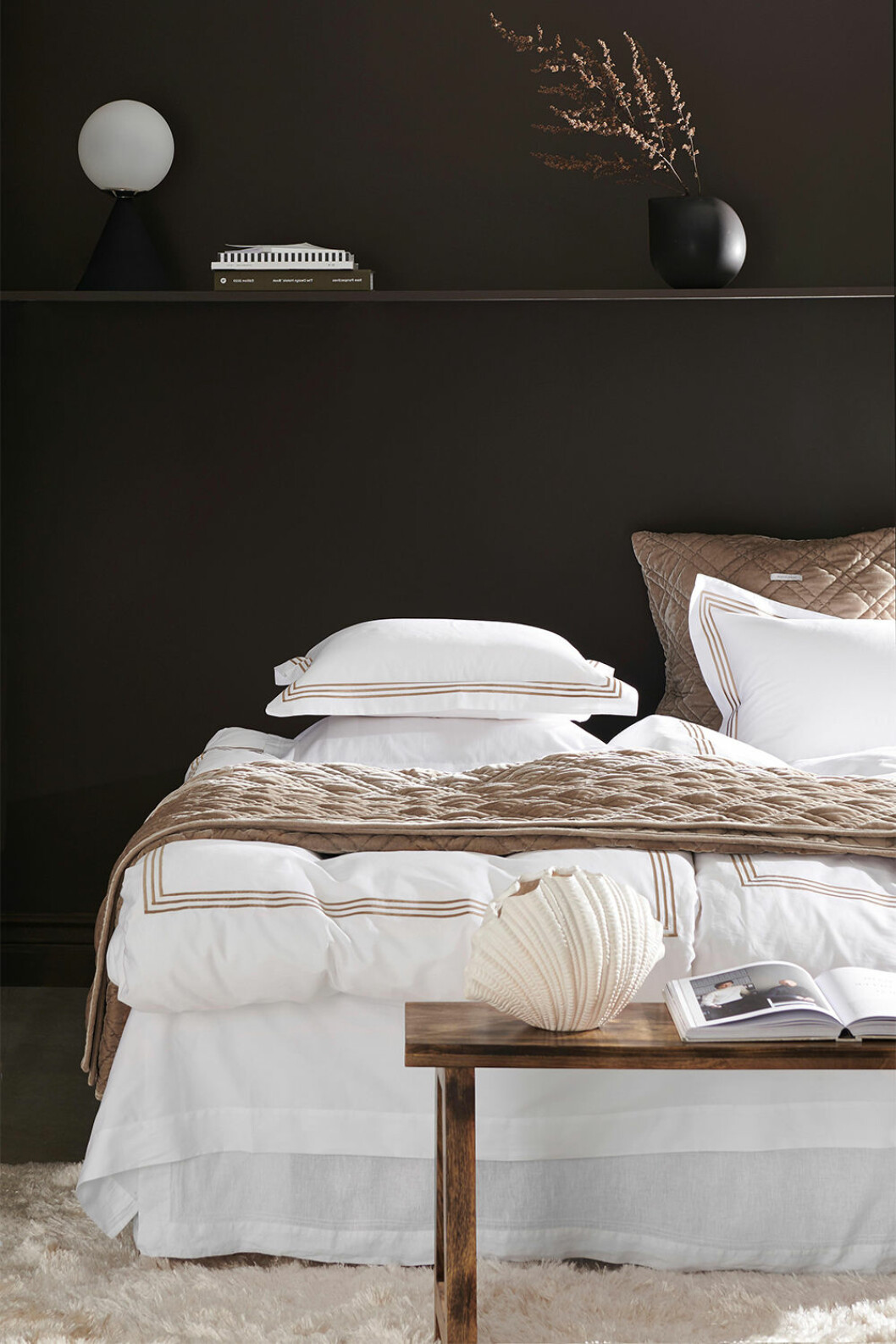 Lyxiga material som sammet skapar hotellstilen i sovrummet. Foto: Ellos Home Hotellstil hos Ellos Home