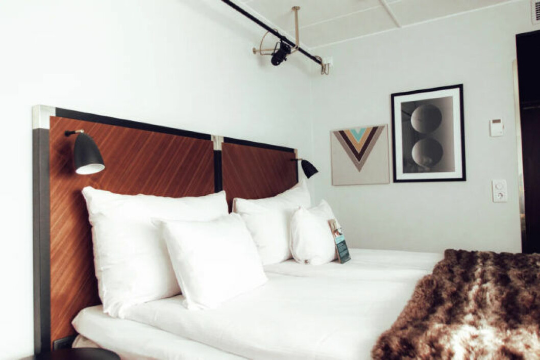 Stilrent och tidlöst hotellrum i neutrala färger