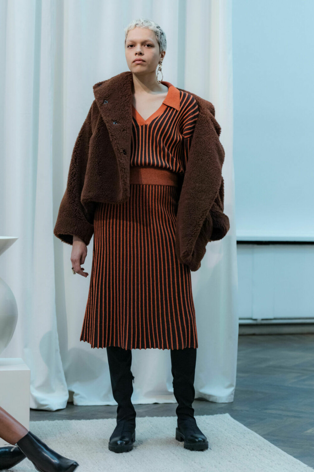 Foto: Mathias Nordgren. Randig piketröja och matchande kjol på House of Dagmars AW19–presentation