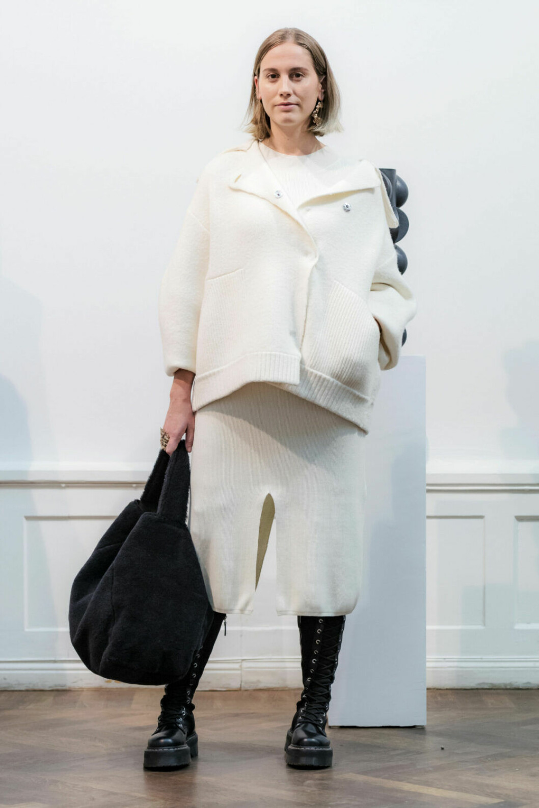 Vit tröja och kjol på House of Dagmars AW19–presentation