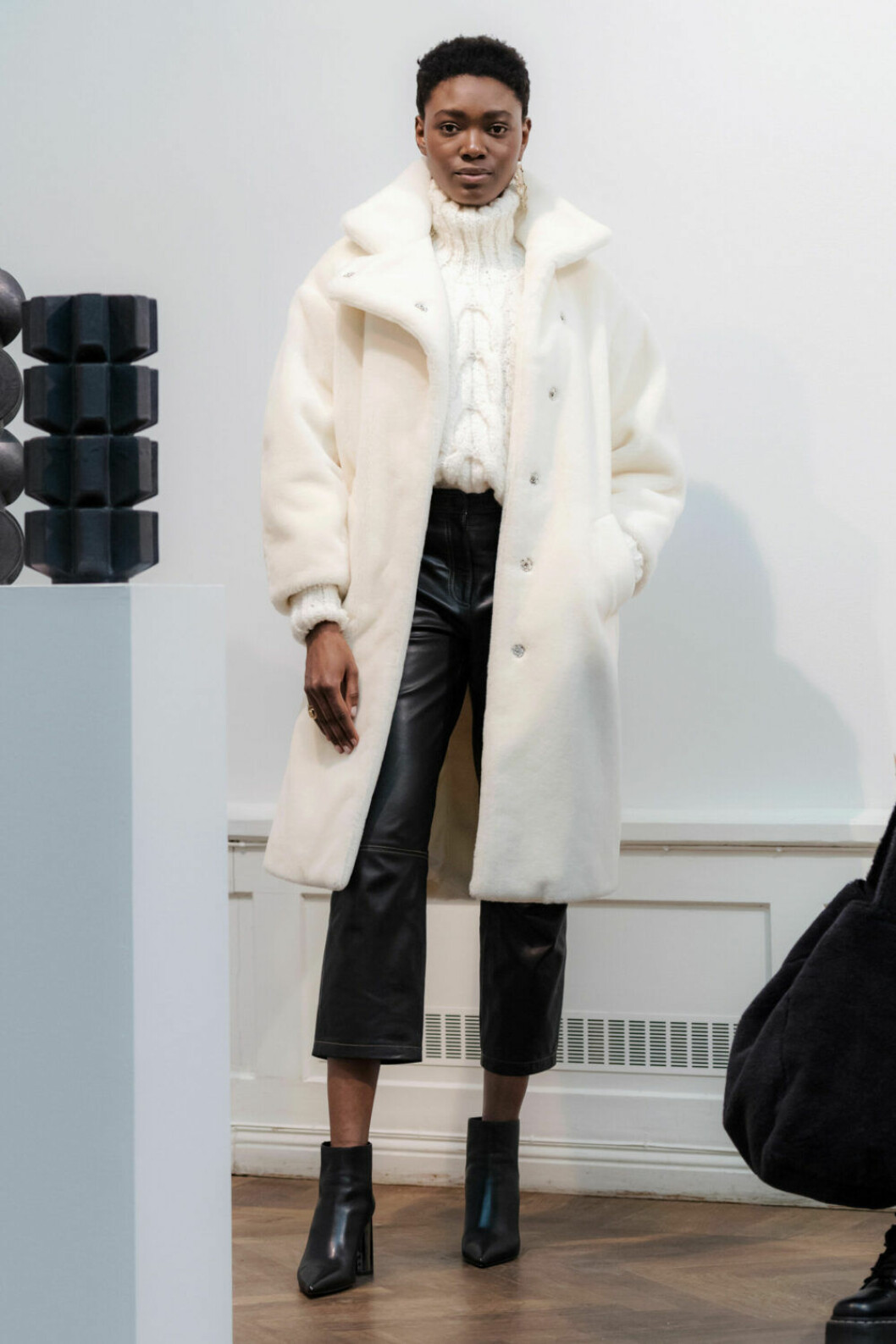 Vit kappa i fuskpäls på House of Dagmars AW19–presentation