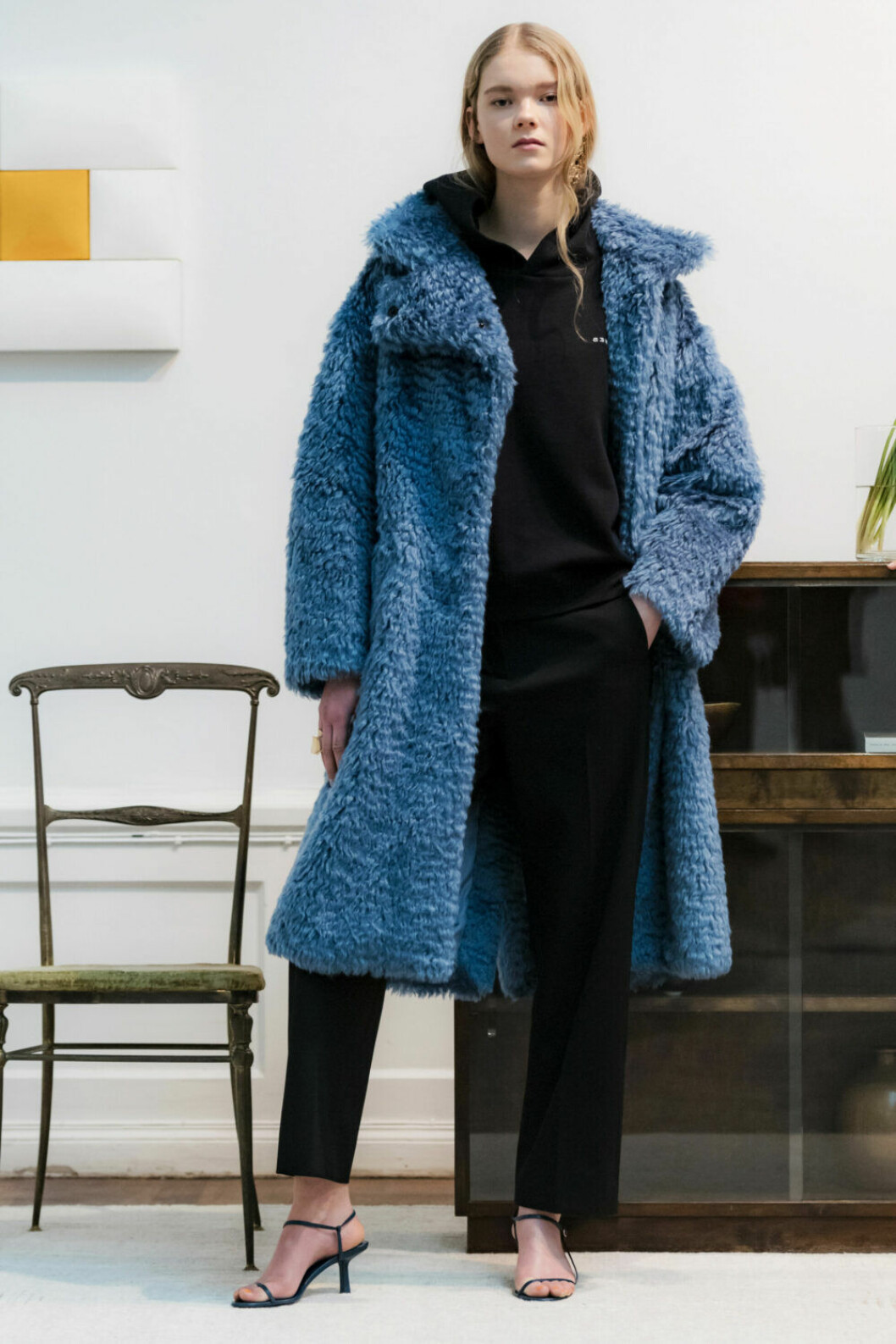 Blå knälång fuskpäls på House of Dagmars AW19–presentation