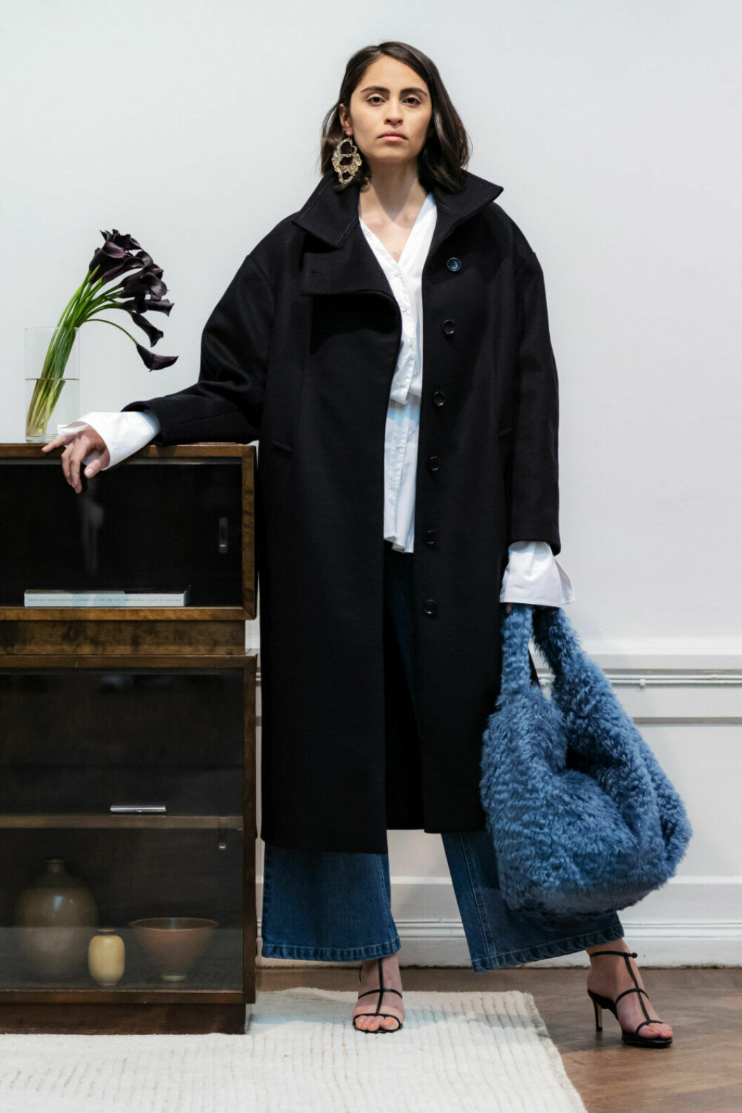 Svart kappa och fuskpälsväska på House of Dagmars AW19–presentation
