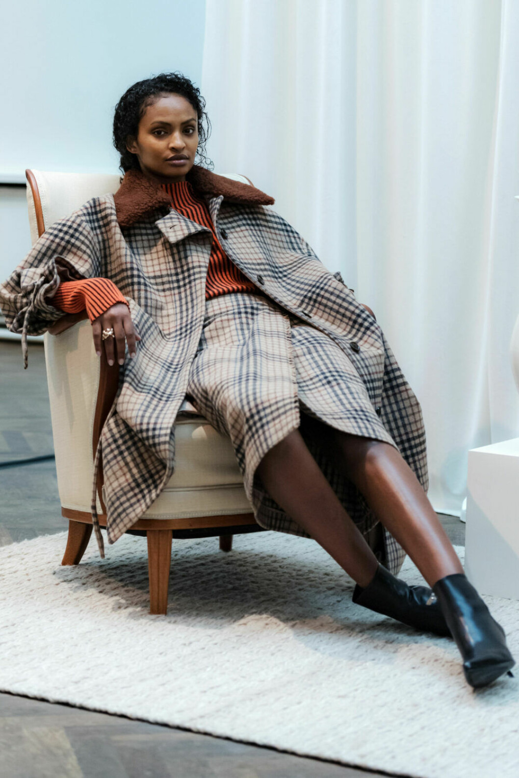 Vacker beigerutig kappa och kjol på House of Dagmars AW19–presentation