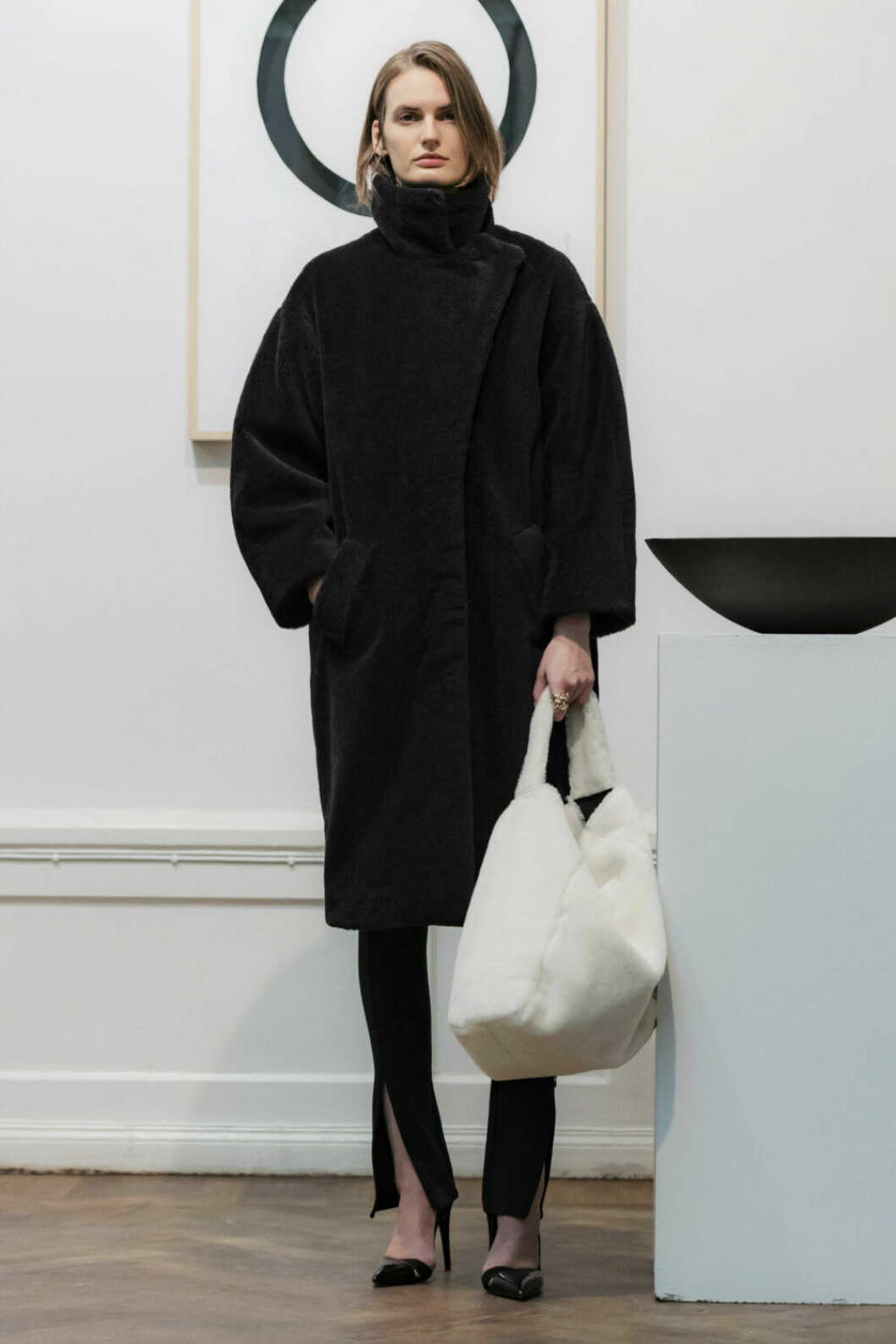 Svart outfit bryts av med vit väska på House of Dagmars AW19–presentation
