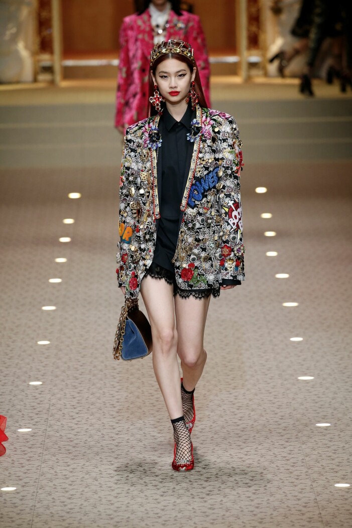 HoYeon Jung började modellkarriären som 16-åring. Här syns hon på catwalken för för Dolce & Gabbana. HoYeon Jung för Dolce & Gabbana AW18.