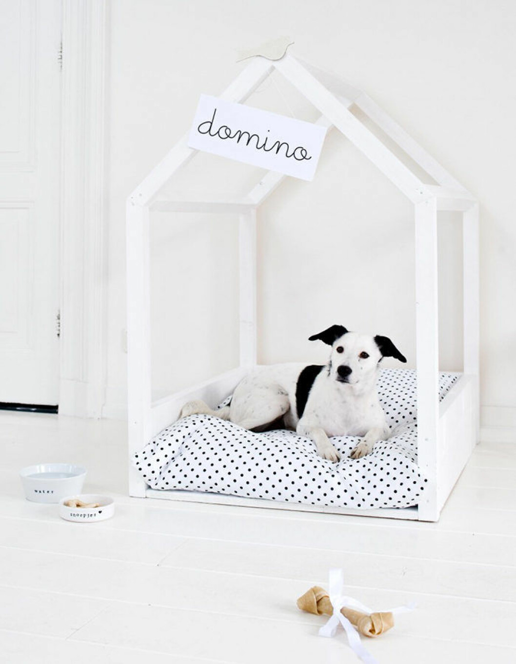 Foto via: <a href="https://www.vtwonen.nl/inspiratie/diy/stappenplan-hondenhok/" target="_blank" rel="noopener">vtwonen.nl</a> Hundsäng DIY