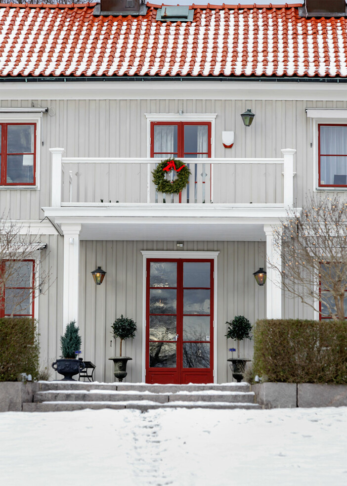 Röda detaljer går fint ihop med både grått, grönt och vitt. Foto: TT/Marie Linnér/Scandinav hus med röda fönsterkarmar och en röd dörr