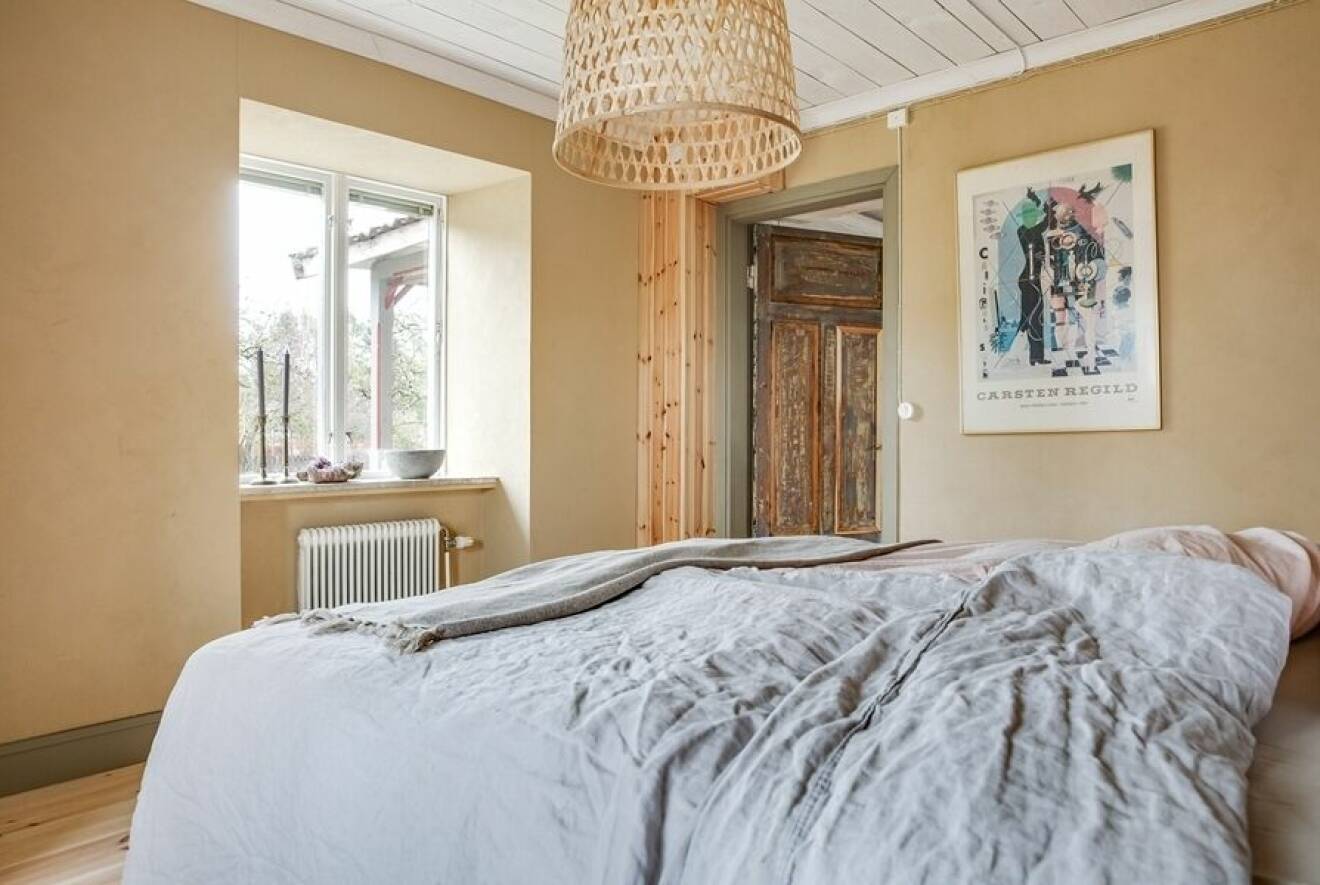 Hus till salu på Gotland gult sovrum